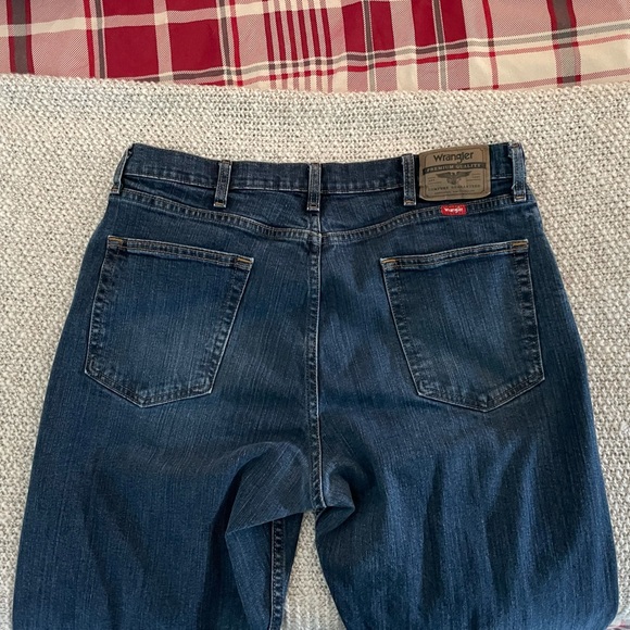 ❤️ SOLD ❤️Wrangler 34x32 Relaxed Fit Dark Wash Jeans - Picture 2 of 7